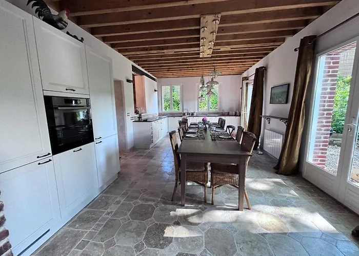 Exceptional 5 Bedroom House Near The Beach