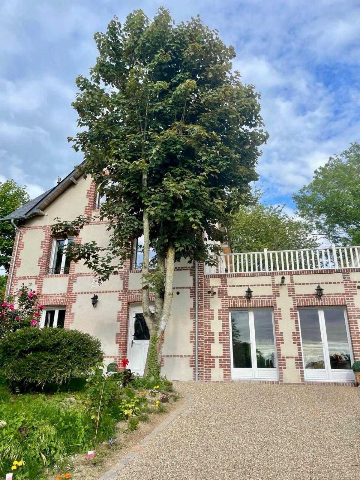 Exceptional 5 Bedroom House Near The *